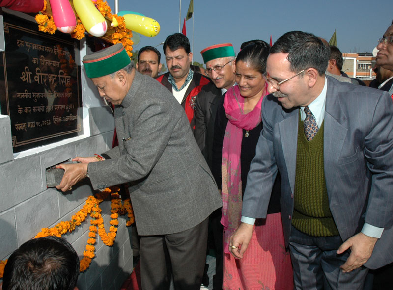 Sh. Virbhadra Singh laying the foundation stone of Library Block of NIT Hamirpur.