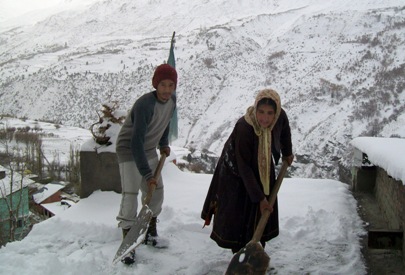 Highland-Residents-of-Lahaul-Clear-Rooftops-of-Snow