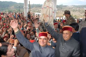 Khushi Ram Balnahta newly elected from Rohru with chief minister Dhumal