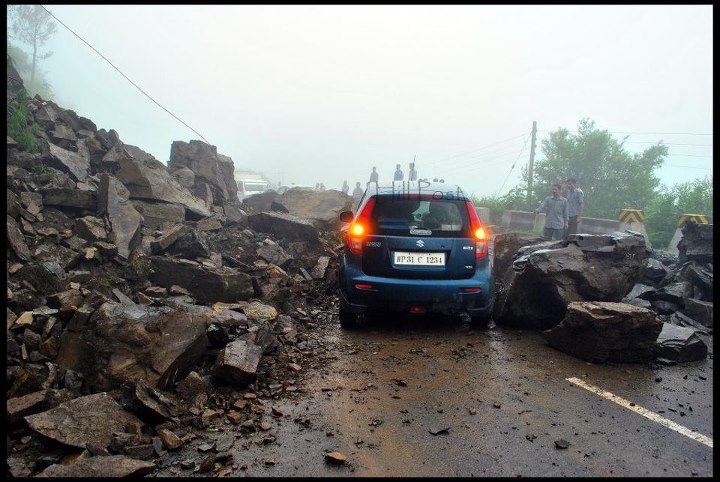 Landslides in Himachal Pradesh, Roads Blocked