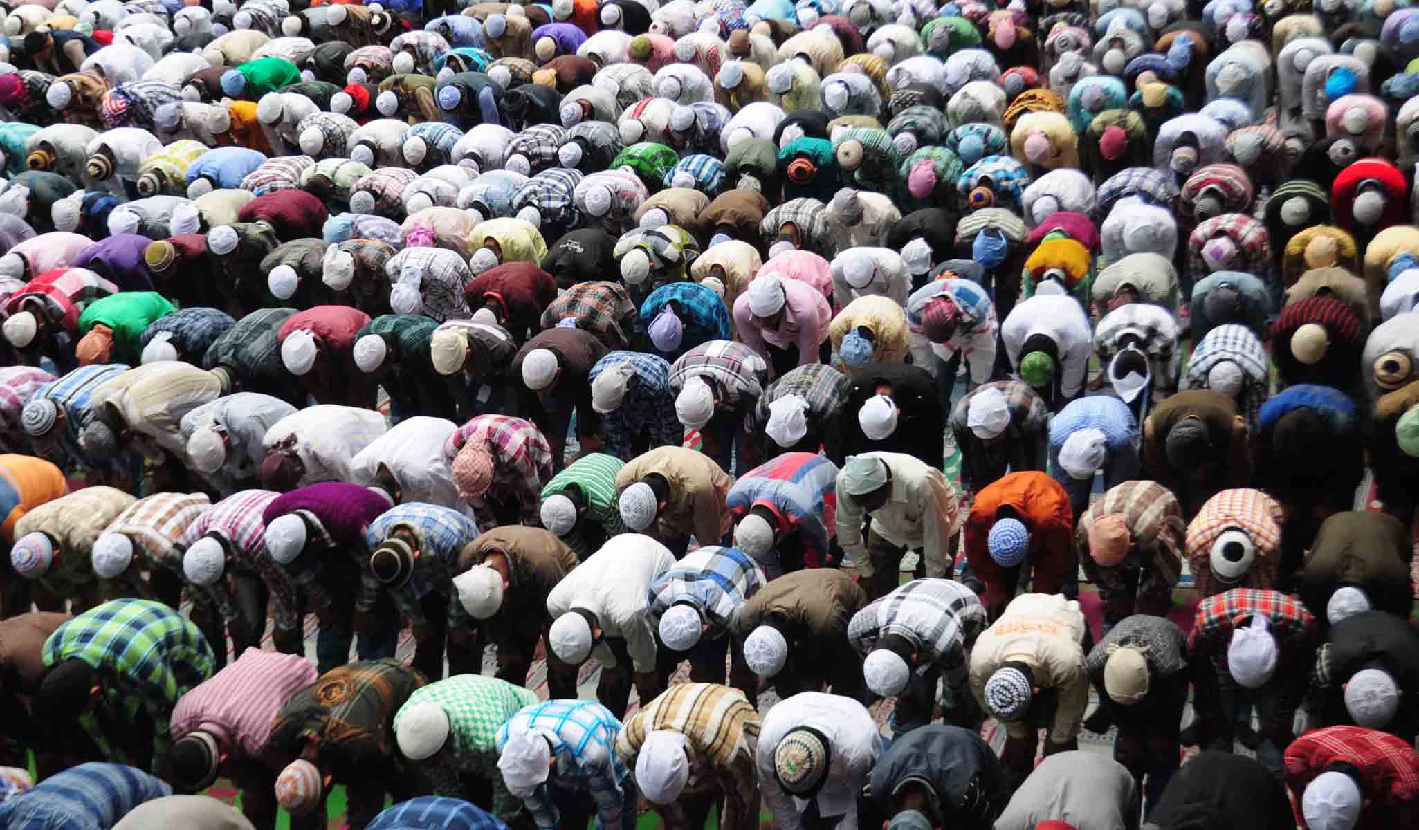 Muslims offer prayers during Eid-al-Fitr in the northern hill town of Shimla August 20, 2012