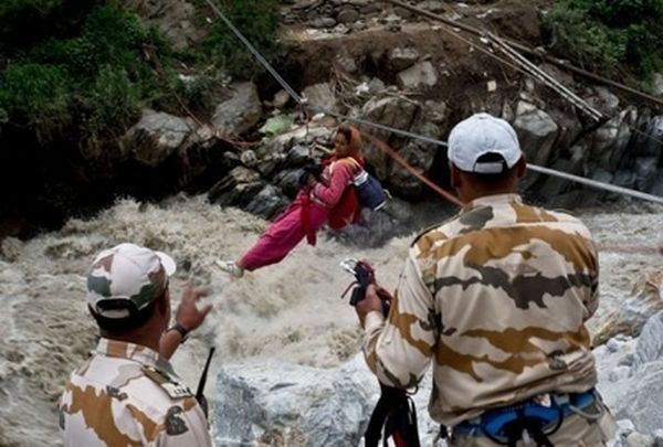 Armed forces rescue 1,000 people braving inclement weather_2
