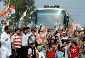 Congress protestors stop Delhi-Lahore bus, want service discontinued