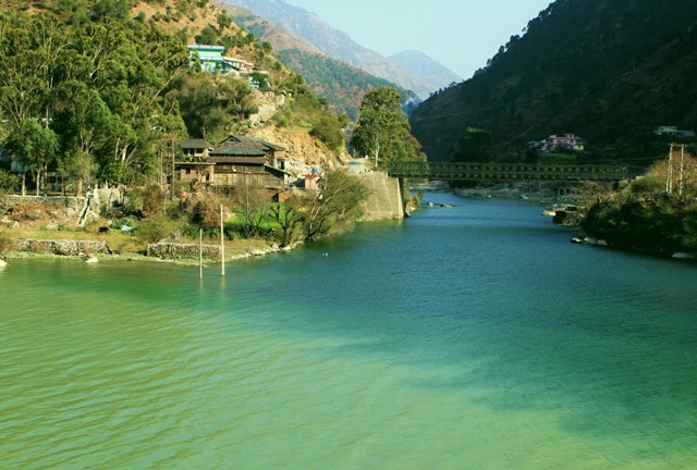 6.The back water of the Larji Project extends up to Aut and beyond till the confluence of Sainj and Tirthan rivers at Larji village. The deference between the color of the two rivers is indicative of the absence/ presence of construction activities going on in the two valleys. While the clear turquoise blue waters of the Tirthan show that there is little siltation upstream, the turbid waters of the Sainj speaks about the volume of silt coming into the stream as a result of heavy construction for hydro power projects.